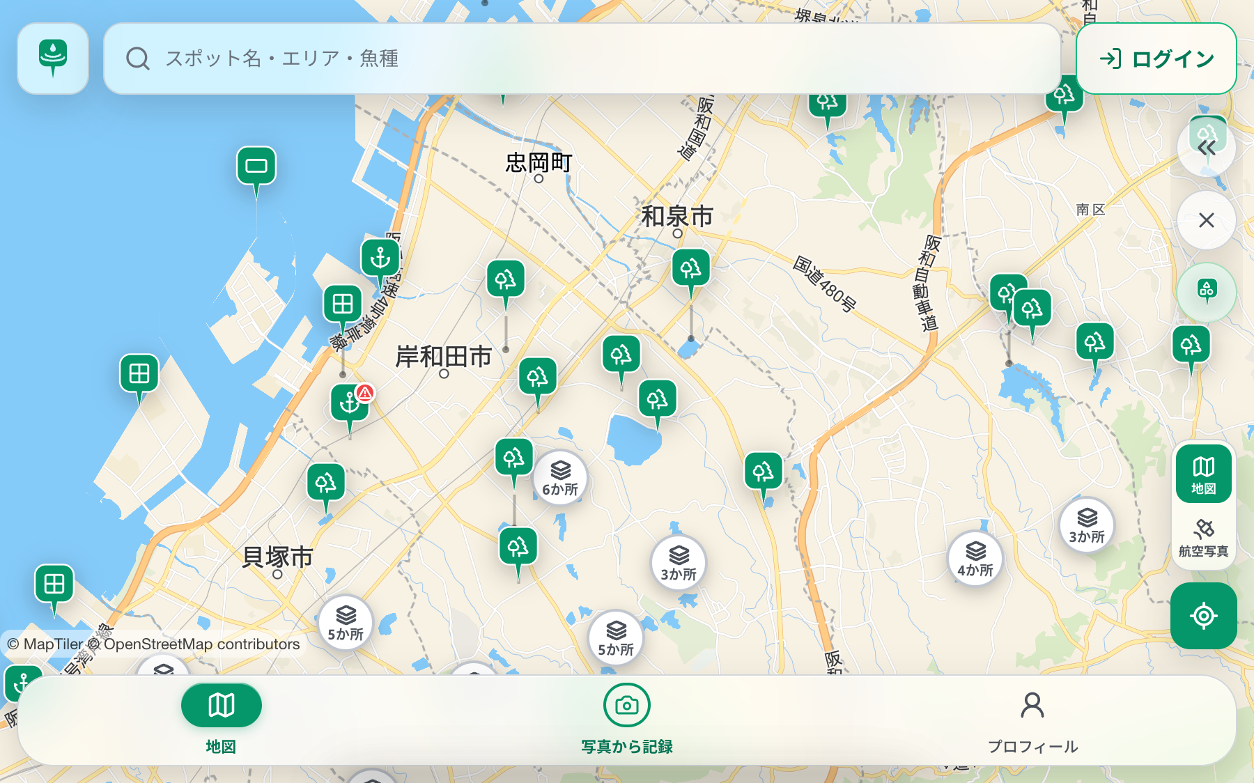 地図の画面。釣り場のピンが並び、ピンの中の記号がその場所の種類を表す